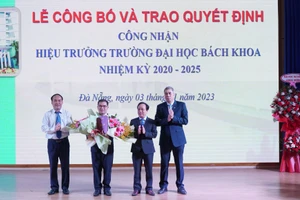 Giám đốc ĐH Đà Nẵng trao quyết định công nhận Hiệu trưởng Trường ĐH Bách khoa nhiệm kỳ 2020 - 2025 đối với PGS.TS Nguyễn Hữu Hiếu. 