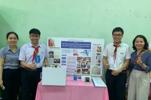 Một poster và sản phẩm trưng bày tham gia dự thi tại cuộc thi Khoa học Kỹ thuật do Phòng GD&ĐT Thanh Khê (Đà Nẵng) tổ chức.