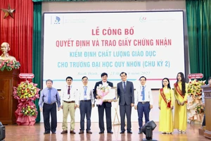 Trường ĐH Quy Nhơn nhận Giấy chứng nhận kiểm định chất lượng giáo dục chu kỳ 2. 