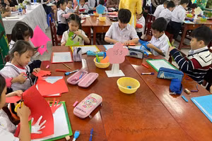 Học sinh lớp 1 Trường Tiểu học Núi Thành (quận Hải Châu, TP Đà Nẵng) với giờ học Dạy học liên môn. 