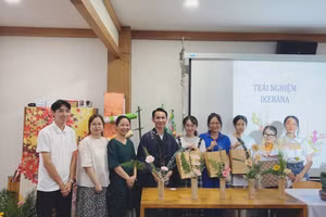 Sinh viên khoa Ngôn ngữ và văn hóa Nhật Bản, Trường ĐH Ngoại ngữ, ĐH Đà Nẵng trài nghiệm nghệ thuật Ikebana. 