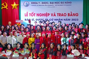 Khoa Y - Dược, ĐH Đà Nẵng tổ chức lễ trao bằng tốt nghiệp năm 2023. 