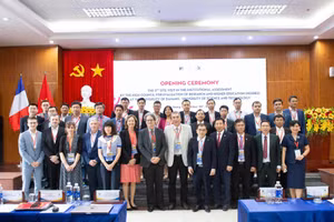 Đoàn đánh giá ngoài cùng đại diện Trường ĐH Bách khoa và ĐH Đà Nẵng tại lễ khai mạc. 