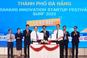 Đại diện Sở KH&CN Đà Nẵng ký kết với Học viện Khoa học Công nghệ và Đổi mới sáng tạo (Bộ KH&CN).