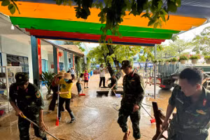 Một lượng lớn bùn non đọng lại ở sân trường và các phòng học của Trường Tiểu học Hồng Quang sau trận mưa lớn đêm 7/11. 