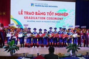 Trường ĐH Bách khoa, ĐH Đà Nẵng khen thưởng cho các sinh viên có thành tích xuất sắc trong khóa học. 