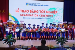 Trường ĐH Bách khoa, ĐH Đà Nẵng khen thưởng cho các sinh viên có thành tích xuất sắc trong khóa học. 
