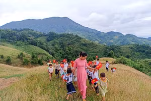 Cô Trà Thị Thu và học sinh điểm trường Tắk Pổ trong lễ khai giảng năm học 2019 - 2020. (Ảnh: NVCC)