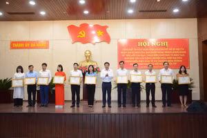 14 tập thể và 6 cá nhân đạt thành tích xuất sắc trong thực hiện Nghị quyết 29 được tặng bằng khen của Chủ tịch UBND thành phố Đà Nẵng. 