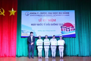 Khoa Y Dược, ĐH Đà Nẵng trao học bổng cho sinh viên ngành điều dưỡng nhân kỷ niệm Ngày Quốc tế điều dưỡng 