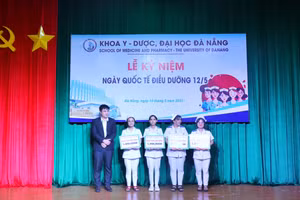 Khoa Y Dược, ĐH Đà Nẵng trao học bổng cho sinh viên ngành điều dưỡng nhân kỷ niệm Ngày Quốc tế điều dưỡng 