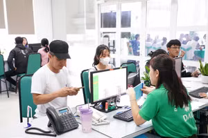 Thí sinh và phụ huynh tìm hiểu thông tin tuyển sinh tại Trường Đại học Đông Á