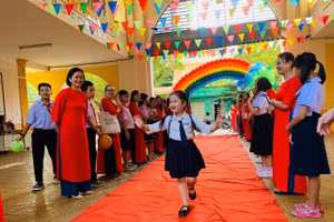 Niềm vui của học sinh lớp 1, Trường Tiểu học Phù Đổng (quận Hải Châu, TP Đà Nẵng) trong ngày tựu trường. 