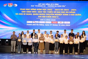 Quỹ học bổng Vừ A Dính trao 440 suất học bổng tại Đà Nẵng cho cho học sinh, sinh viên. 