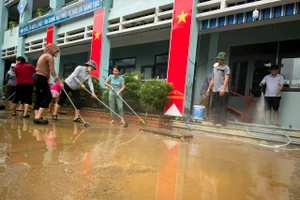 Giáo viên và phụ huynh Trường Tiểu học Hồng Quang dọn vệ sinh trường lớp do bị ngập nước sau trận mưa lớn ngày 13/10 vừa qua.