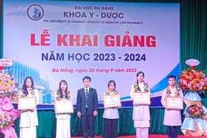 Khoa Y Dược tuyên dương, khen thưởng sinh viên trong lễ khai giảng năm học 2023 - 2024. 