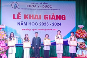 Khoa Y Dược tuyên dương, khen thưởng sinh viên trong lễ khai giảng năm học 2023 - 2024. 