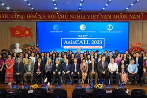 Các chuyên gia, đại biểu tham dự phiên toàn thể của Hội thảo Quốc tế AsiaCALL.