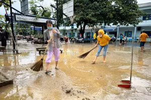 Trường Tiểu học Hồng Quang huy động giáo viên và phụ huynh hỗ trợ dọn vệ sinh sân trường sau 2 ngày bị ngập nước. 