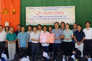 Ông Nguyễn Văn Khoa - Phó Giám đốc Sở GD&ĐT tỉnh Nghệ An trao kinh phí hỗ trợ xây dựng nhà bán trú cho HS Trường TH&THCS Nậm Nhoóng. 