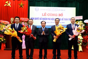 Giám đốc ĐH Đà Nẵng tặng hoa chúc mừng các Phó Hiệu trưởng Trường ĐH Sư phạm Kỹ thuật. 