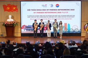 Đại diện Trường ĐH Ngoại ngữ, ĐH Đà Nẵng tặng hoa cho các đại diện tham gia tổ chức và phát biểu Hội thảo.