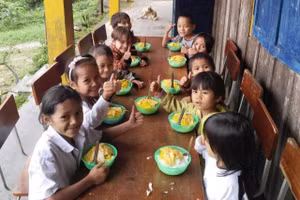 Bữa ăn trưa từ nguồn hỗ trợ cộng đồng, do thầy Hồ Văn Ngọc đảm nhiệm công việc nấu nướng cho học sinh điểm trường Ông Thái. 