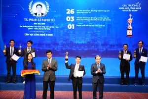 TS Phan Lê Minh Tú (thứ 2 từ phải sang) trong lễ trao giải Giải thưởng Khoa học Công nghệ Quả cầu Vàng năm 2022. 