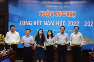 Bà Lê Thị Bích Thuận, Giám đốc Sở GD&ĐT Đà Nẵng tặng quà lưu niệm cho đại diện Bộ GD&ĐT và các Sở GD&ĐT thuộc Cụm thi đua số 1. 