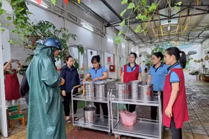 Phụ huynh Trường Mầm non Ngọc Lan (quận Hải Châu, Đà Nẵng) đến trường nhận phần ăn sáng cho con vào đầu giờ sáng ngày 17/10. 