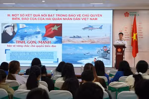 Sinh viên Trường ĐH Đông Á tham dự tuyên truyền về biển đảo. 