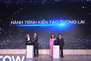 Đại diện Trường ĐH Duy Tân, Sở GD&ĐT Đà Nẵng và Samsung bấm nút khởi động cuộc thi Kiến tạo tương lai 2023 khu vực miền Trung. 