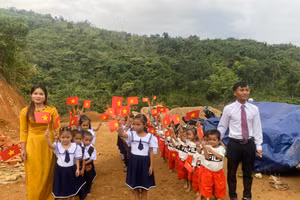 Thầy cô giáo đứng điểm tại nóc ông Bình (xã Trà Dơn, Nam Trà My, Quảng Nam) đón học sinh trong lễ khai giảng sớm. 