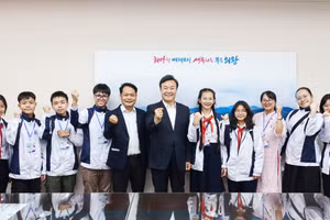 Ông Kim Sung Jei – Thị trưởng thành phố Uiwang gặp gỡ Đoàn học sinh quận Hải Châu (Đà Nẵng) 