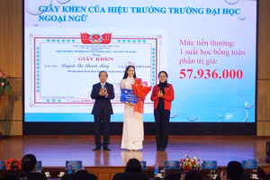 Ban giám hiệu Trường ĐH Ngoại ngữ, ĐH Đà Nẵng trao giấy khen và học bổng toàn phần cho Hoa hậu Việt Nam 2022 Huỳnh Thị Thanh Thủy. (Ảnh: NTCC).