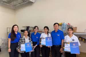 Thành đoàn Đà Nẵng thăm hỏi, trao quà động viên cho thí sinh là người đồng bào Cơ tu trước kỳ thi tốt nghiệp THPT 2023. 