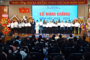 Đại diện BGH Trường ĐH Ngoại ngữ, ĐH Đà Nẵng trao thưởng cho tân sinh viên có kết quả cao trong kỳ tuyển sinh 2023.