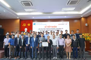 Đại diện doanh nghiệp trao biểu trưng tiếp nhận gói thiết bị phòng Lab cho Trường ĐH Bách khoa, ĐH Đà Nẵng. 