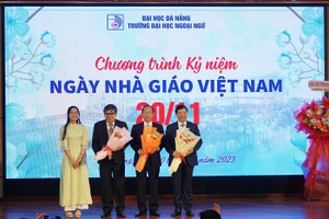 Đại diện sinh viên Trường ĐH Ngoại ngữ, ĐH Đà Nẵng tặng hoa tri ân các thầy cô giáo nhân Ngày 20/11. 