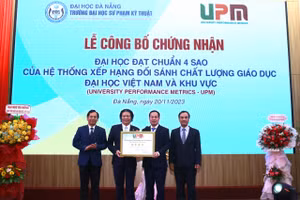 GS. TS Nguyễn Hữu Đức, Viện Đổi mới sáng tạo UPM trao "Chứng nhận đạt chuẩn 4 sao" cho tập thể Trường ĐH Sư phạm Kỹ thuật, ĐH Đà Nẵng. 