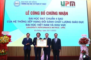 GS. TS Nguyễn Hữu Đức, Viện Đổi mới sáng tạo UPM trao "Chứng nhận đạt chuẩn 4 sao" cho tập thể Trường ĐH Sư phạm Kỹ thuật, ĐH Đà Nẵng. 