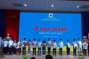 Trường ĐH Bách khoa, ĐH Đà Nẵng tuyên dương, khen thưởng thủ khoa đầu vào các chương trình đào tạo. 