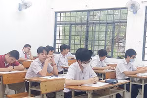 Thí sinh Đà Nẵng dự thi môn Ngữ văn tại điểm thi Trường THPT Phan Châu Trinh. 