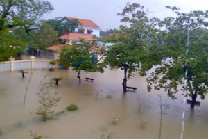 Trường THCS Hồ Văn Tứ, thị xã Hương Trà (Thừa Thiên - Huế) mênh mông trong nước lũ.