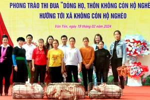 UBND huyện Văn Yên hỗ trợ lợn giống cho các hộ nghèo thôn Hạnh Phúc, xã Tân Hợp. (Ảnh: Thanh Chi)