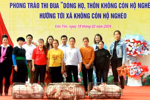 UBND huyện Văn Yên hỗ trợ lợn giống cho các hộ nghèo thôn Hạnh Phúc, xã Tân Hợp. (Ảnh: Thanh Chi)