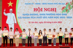 Các em học sinh có thành tích xuất sắc trong các kỳ thi học sinh giỏi quốc gia được tuyên dương, khen thưởng.