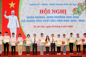 Các em học sinh có thành tích xuất sắc trong các kỳ thi học sinh giỏi quốc gia được tuyên dương, khen thưởng.