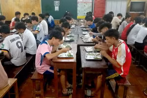 Các em học sinh được phục vụ ăn uống, nơi nghỉ đảm bảo trước Kỳ thi tốt nghiệp THPT.