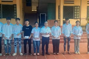 Các em học sinh lớp 12 tại huyện Trấn Yên được trao quà động viên, tiếp sức cho kỳ thi tốt nghiệp.